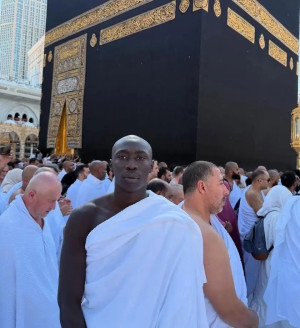 خابي في مكة المكرمة يعتمر مع المعتمرين