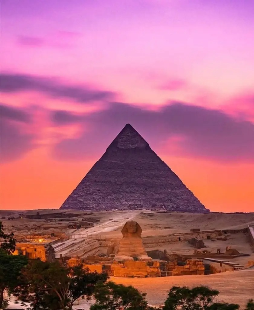 مصر العظيمة - هرم خفرع الجيزة والسماء حمراء