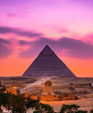 مصر العظيمة - هرم خفرع الجيزة والسماء حمراء