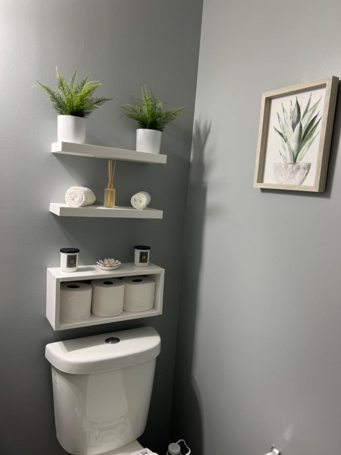 Rangement en bois blanc ou marron