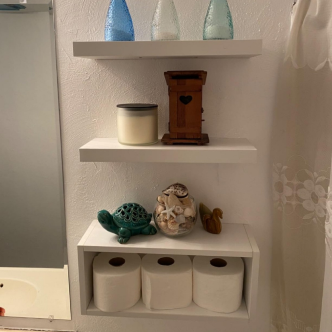 Rangement en bois blanc ou marron