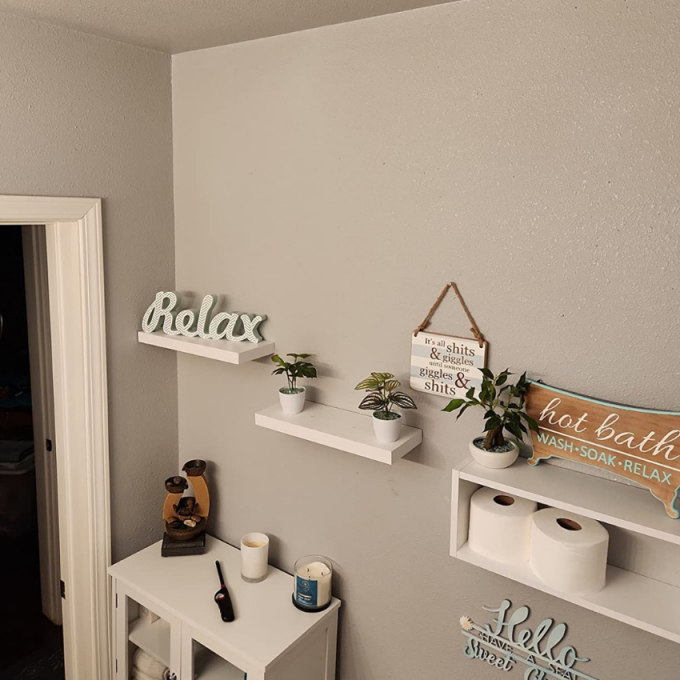 Rangement en bois blanc ou marron