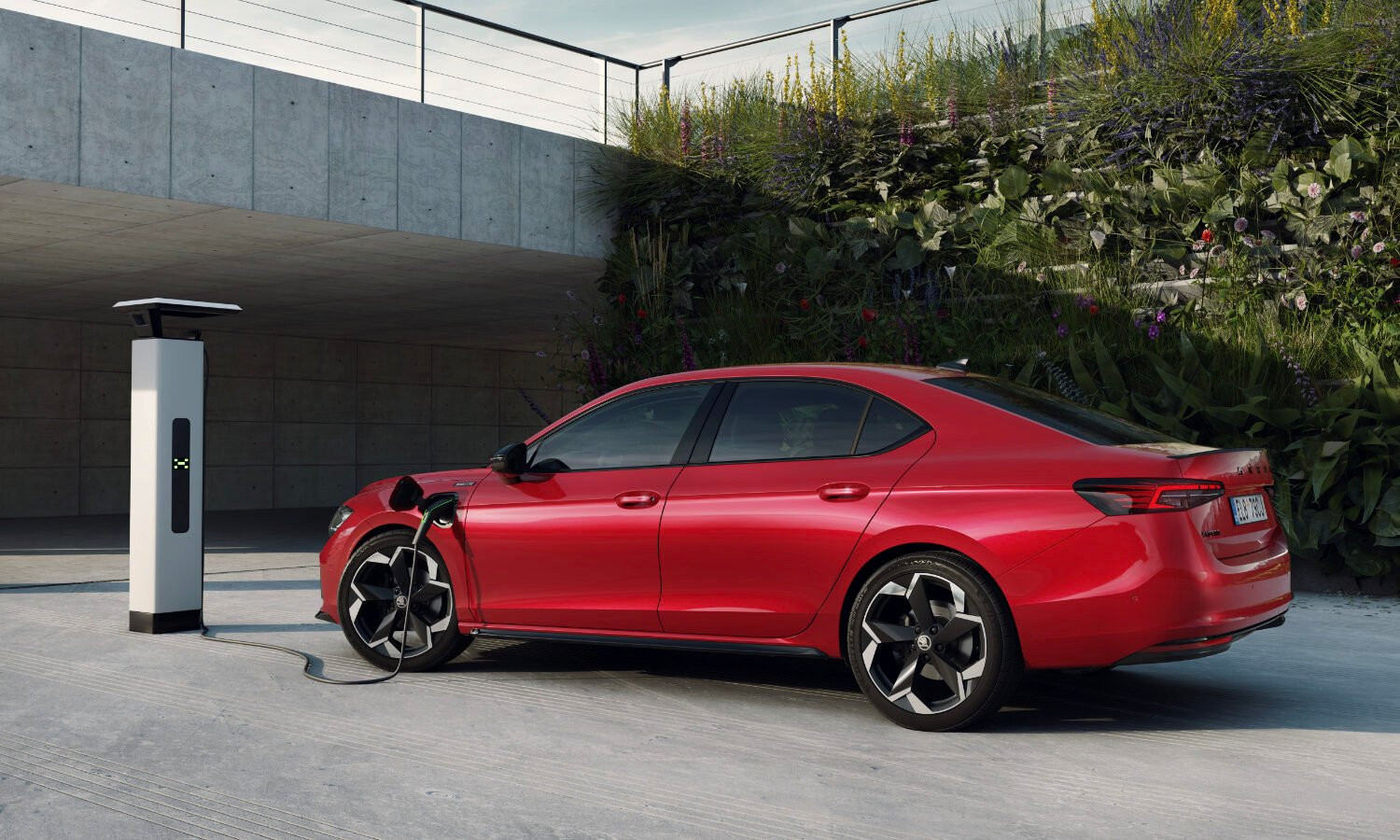 Skoda lance une hybride rechargeable à 136 km d’autonomie en électrique