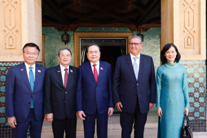 رئيس الحكومة يجري مباحثات مع رئيس الجمعية الوطنية لفيتنام