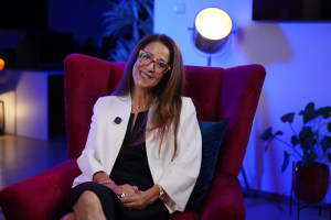 “بهدوء”.. عتيقة بنزيدان تحكي قصة تبنيها من طرف الحسن الثاني