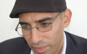 الصحافي أبو طروق يصارع الموت وعقبات إدارية تُعيق زراعة رئةٍ تنقذ حياته