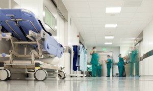 أطباء وجدة يخوضون إضرابا مفتوحا احتجاجا على “الوضع المتردي والإعفاءات المشبوهة”