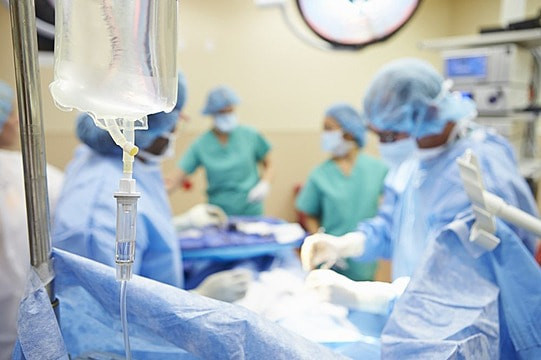 طبيب: تكميم المعدة مضاعفاته نادرة وخيار آمن لمواجهة السمنة – حوار