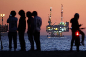 أسعار النفط تتكبد خسارة أسبوعية بـ1%