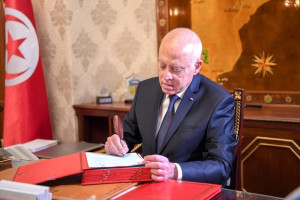 أنصار رئيس تونس ينتقدون "عرقلة قيس سعيّد"