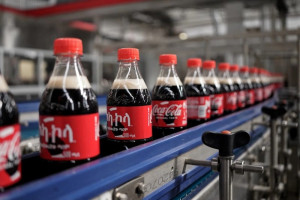 ترامب يغيّر وصفة "مشروب القمامة" وسط تحذيرات من مخاطر "كوكاكولا"