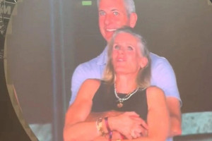 استقالة مدير شركة أميركية بعد ظهوره في فيديو مثير للجدل بحفل "كولدبلاي"