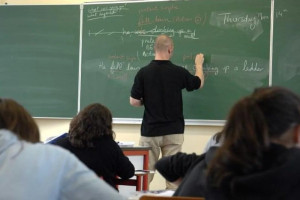 "الإنجليزية في الإعدادي" تثير الانتقادات .. القانون والأستاذ وراء التخوفات