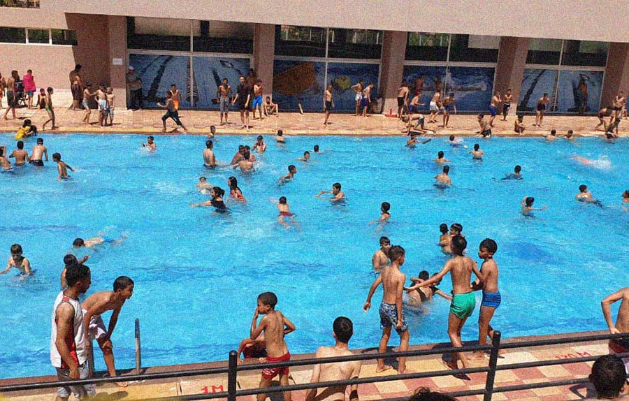 المسابح العامة.. بيئة خفية للمخاطر الصحية رغم التعقيم