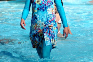 مركز حقوقي يندد بمنع لباس "البوركيني"