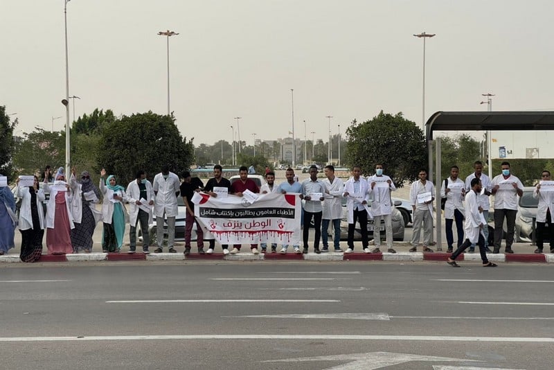 بسبب "الإقصاء من التوظيف".. أطباء موريتانيون يلوّحون بالهجرة إلى المغرب