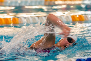 "الطفلة الحديدية" الصينية تتحدّى عالم السباحة عن عمر 12 عامًا