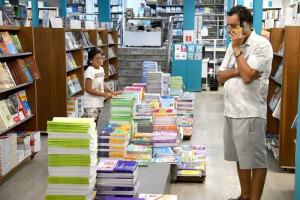 أسعار المقررات في مدارس الريادة تدفع الكتبيين إلى التهديد بالمقاطعة