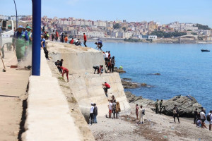 قاصرون مغاربة وفلسطينيون.. عشرات المهاجرين يصلون سباحة إلى سبتة المحتلة