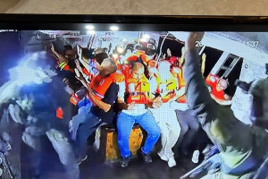 جنود إسرائيل يقتحمون سفينة "حنظلة" 