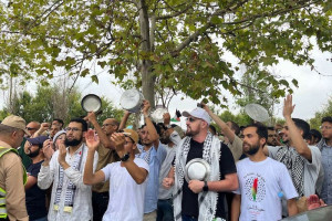 محتجون يقرعون "الأواني الفارغة" أمام سفارة مصر بالرباط تضامنًا مع غزة