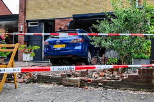 طفلة هولندية تقود سيارة وتصطدم بمنزل