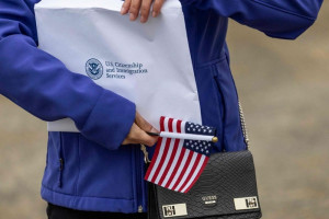 فائزون بقرعة الهجرة إلى أمريكا ينتقدون تأخر المقابلات في قنصلية البيضاء