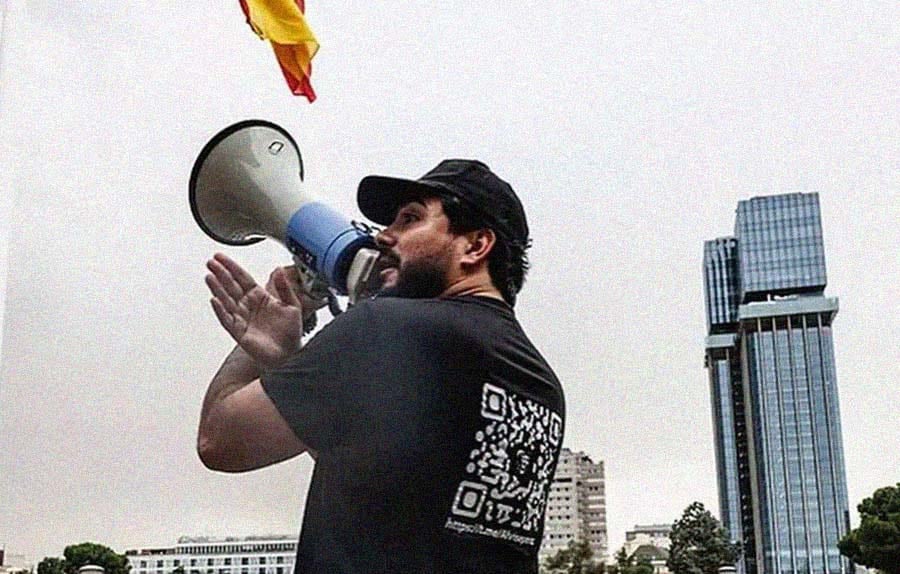 سياسي يتسلل لرفع علم إسبانيا بجزيرة قبالة الحسيمة