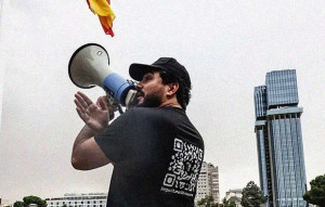 سياسي يتسلل لرفع علم إسبانيا بجزيرة قبالة الحسيمة