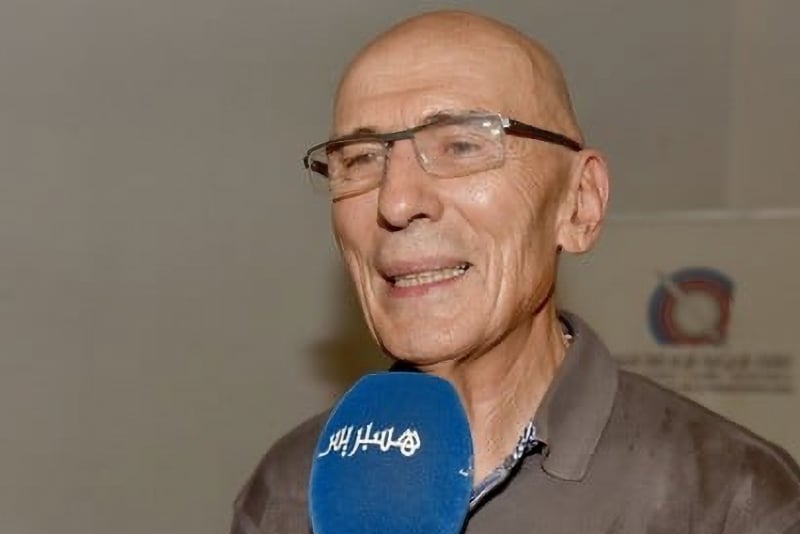 الناشط أسيدون يلازم العناية المركزة