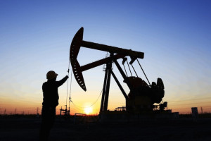 النفط يتجاهل المخاطر الجيوسياسية ويعود إلى منطق العرض والطلب