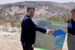 الاحتلال الإسرائيلي يدفن "حل الدولتين".. بالجرافات والقوانين العنصرية