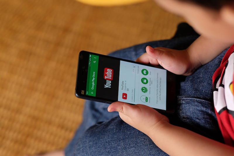 "يوتيوب" تختبر أداة ذكاء اصطناعي تتيح معرفة عمر المستخدم