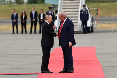 ترامب وبوتين يتصافحان قبيل انطلاق قمة "ألاسكا" في أول لقاء منذ 2019