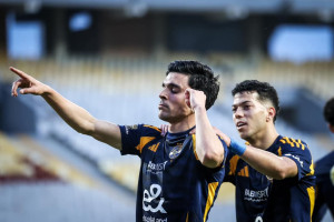 بنشرقي يهدي الأهلي فوزا في وقت قاتل