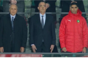 المغرب – تنزانيا: أشرف حكيمي في المدرجات بجانب رئيس الجامعة