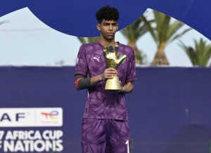 شعيب بلعروش، سد منيع و نجم جديد في سماء إفريقيا