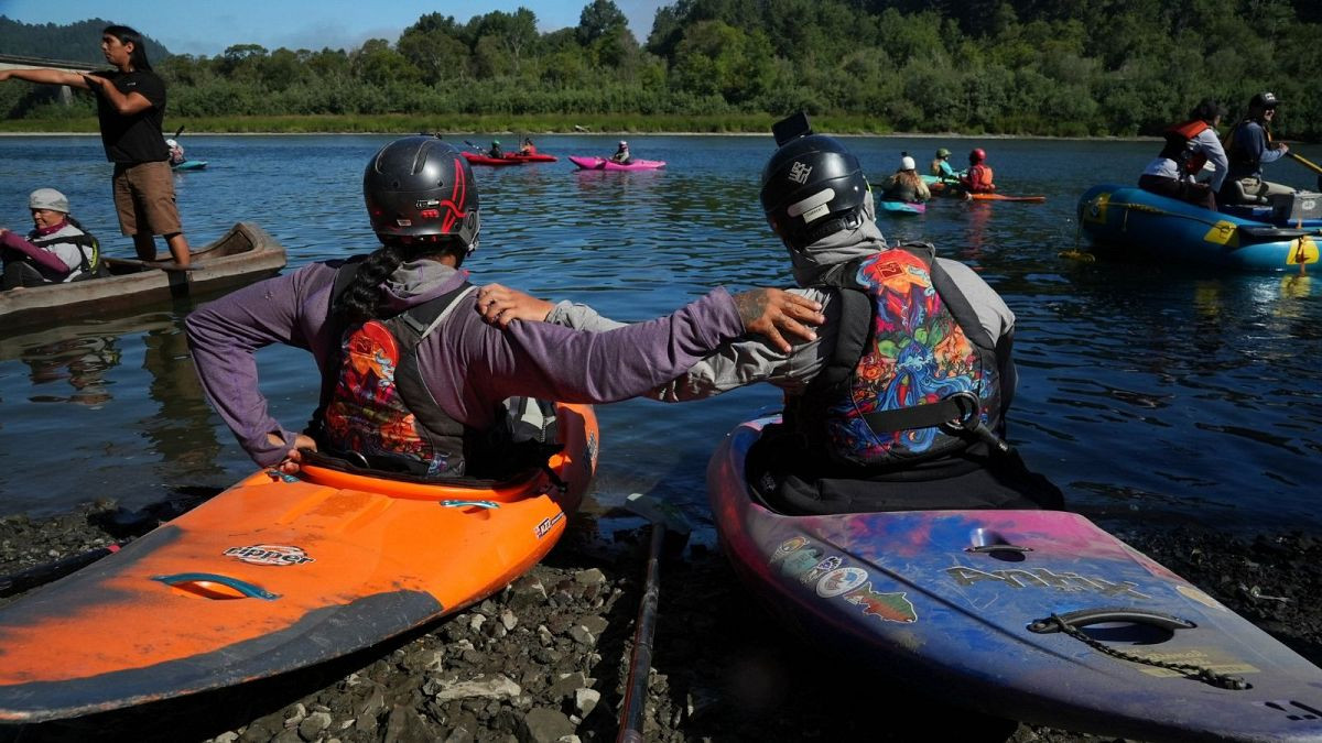 Native American teens kayak US river to celebrate dam removals
