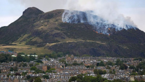 Firefighters battle large gorse fire on Edinburgh hillside