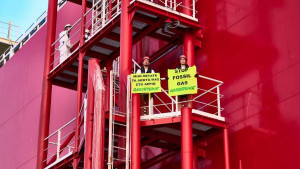 'Dirty fuel': Greenpeace protests fossil gas investment in Greece