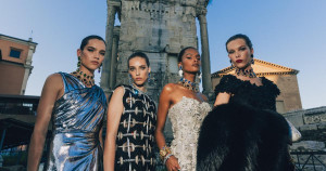 À Rome, Dolce & Gabbana met en scène des cardinaux, des gladiateurs et une couture extravagante