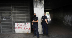 Nîmes : le corps calciné d'un jeune homme, ligoté avec du ruban adhésif et victime de sévices, retrouvé en pleine garrigue