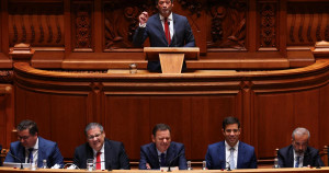 Portugal : le Parlement vote un nouveau durcissement de la politique migratoire, le regroupement familial restreint