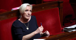 Marine Le Pen dénonce un budget «indigne» et menace de «censure»