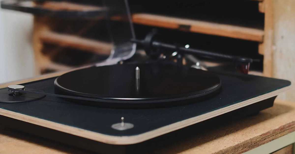 Édition limitée : la platine vinyle qui marie haute fidélité et maroquinerie française, soldée à ‑30 %