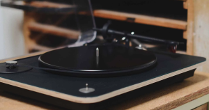 Édition limitée : la platine vinyle qui marie haute fidélité et maroquinerie française, soldée à ‑30 %