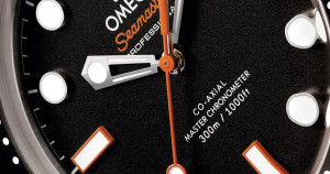 Une touche d’orange pour la montre préférée de James Bond