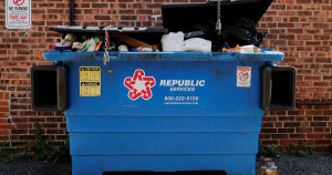 Suède: les centres de collecte débordés, les vêtements abîmés pourront être jetés