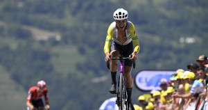 Tour de France : en vidéo, Luke Plapp commente la fin de la 13e étape à la télévision australienne