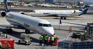 Il tente d’ouvrir la porte de l’avion et déclenche une bagarre : immense frayeur en plein vol